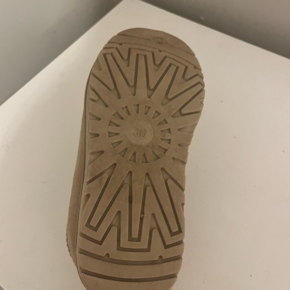 Women's DHGate Uggs - Picture 6 of 6